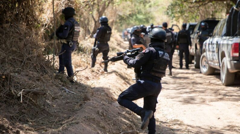 En una fotografía de archivo, se ve la policía en Aguililla, estado de Michoacán, México, el 11 de marzo de 2022. (Enrique Castro/AFP vía Getty Images)