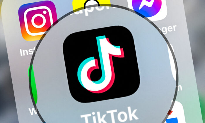 El logotipo de TikTok en una tableta, en Lille, norte de Francia, el 23 de marzo de 2022. (Denis Charlet/AFP vía Getty Images)
