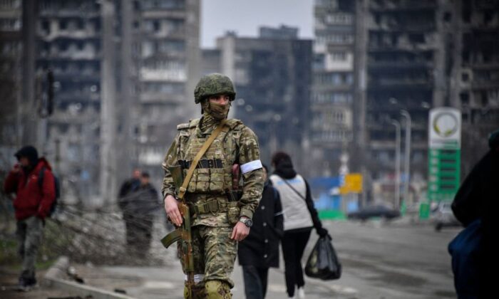 Un soldado ruso patrulla en una calle de Mariupol, Ucrania, el 12 de abril de 2022. (Alexander Nemenov/AFP vía Getty Images)
