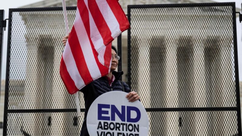 Un manifestante provida se encuentra frente a la Corte Suprema de Estados Unidos en Washington el 5 de mayo de 2022. (Jim Watson/AFP vía Getty Images)