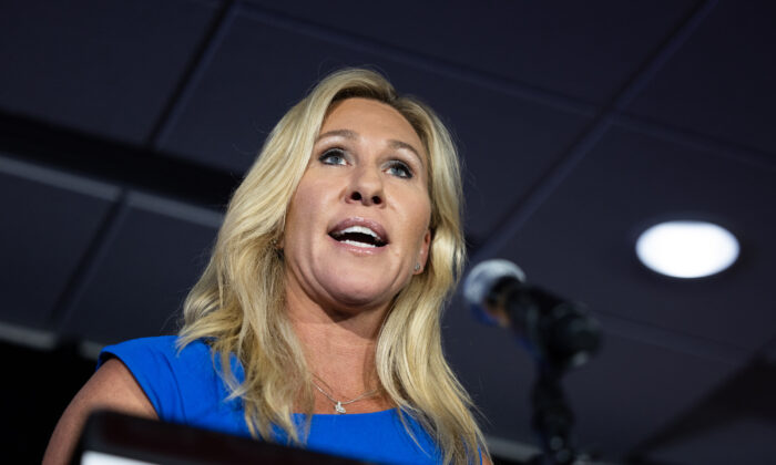 La representante Marjorie Taylor Greene (R-Fla.) se dirige a sus partidarios durante una celebración de las elecciones primarias en Roma, Georgia, el 24 de mayo de 2022. (Jessica McGowan/Getty Images)