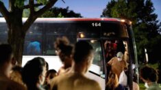 Gobernador de Texas envía primer autobús de inmigrantes ilegales a Filadelfia