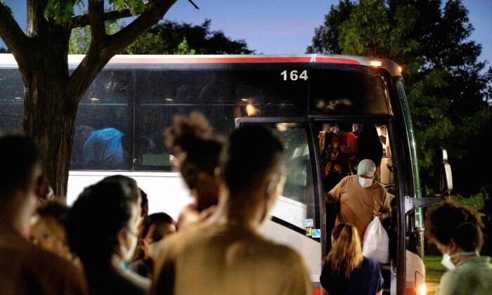 Migrantes de Venezuela, que subieron a un autobús en Del Río, Texas, desembarcan en un área cercana al Capitolio de Estados Unidos en Washington el 2 de agosto de 2022. (Stefani Reynolds/AFP vía Getty Images)