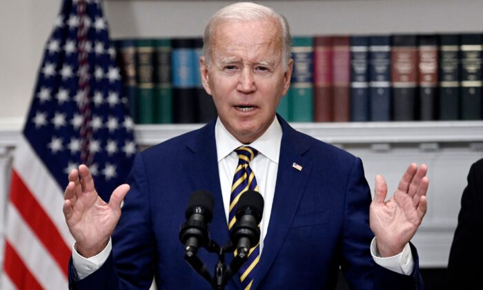 El presidente Joe Biden anuncia la reducción de los préstamos estudiantiles en la Sala Roosevelt de la Casa Blanca el 24 de agosto de 2022. (Olivier Douliery/AFP vía Getty Images)