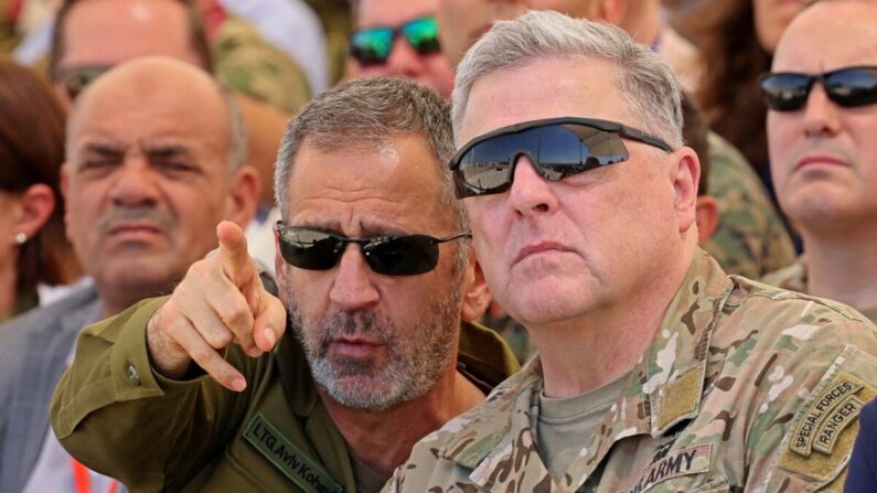 El jefe del Estado Mayor del Ejército israelí, Aviv Kohavi, y el jefe del Estado Mayor Conjunto de Estados Unidos, el general Mark Milley (D), asisten a la Conferencia Internacional de Innovación Militar en la base del centro de entrenamiento de guerra urbana de Tze'elim, en el sur de Israel, el 15 de septiembre de 2022. (Jack Guez/AFP vía Getty Images)