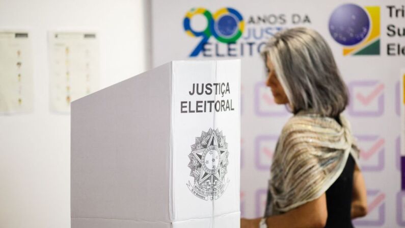 Una mujer participa en un simulacro de votación para probar el nuevo modelo 2020 de la urna electrónica que se utilizaría durante las próximas elecciones nacionales de octubre en Brasilia, el 15 de septiembre de 2022. (Foto de SERGIO LIMA/AFP vía Getty Images)