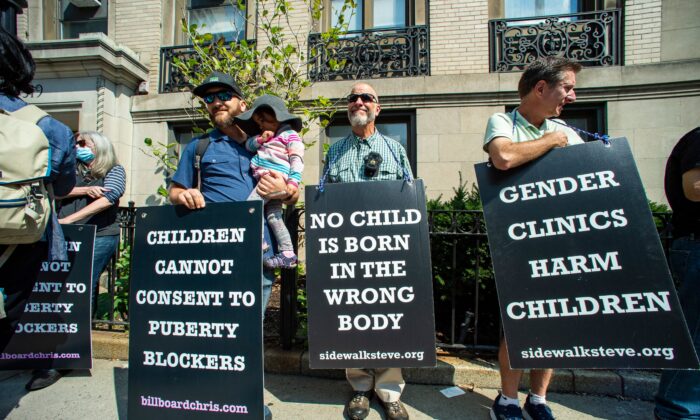 Simpatizantes del activista Chris Elston se manifiestan en contra de los tratamientos y las cirugías de afirmación de género en menores de edad, frente al Boston Childrens Hospital en Boston, Massachusetts, el 18 de septiembre de 2022. (Joseph Prezioso/AFP vía Getty Images)