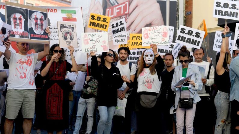 Manifestantes sostienen pancartas con el lema "Mujer, vida y libertad" durante una manifestación en apoyo de la mujer kurda Mahsa Amini el 1 de octubre de 2022 en Madrid (España), tras su muerte en Irán. (Oscar Del Pozo/AFP vía Getty Images)