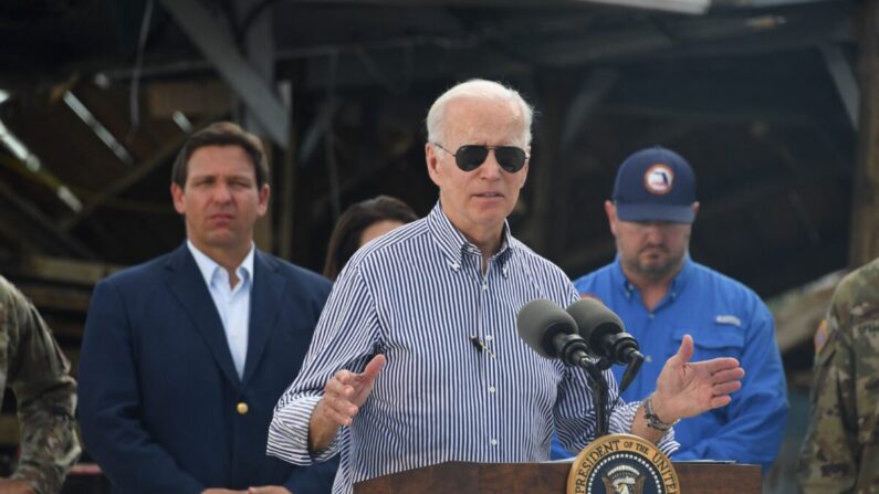 El presidente de Estados Unidos, Joe Biden, habla en un barrio afectado por el huracán Ian en Fishermans Pass, en Fort Myers, Florida, el 5 de octubre de 2022. (Olivier Douliery/AFP vía Getty Images)
