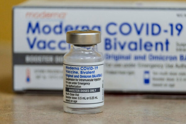 Un vial de la vacuna anti-COVID bivalente de Moderna, en la clínica médica AltaMed, en Los Ángeles, California, el 6 de octubre de 2022. (Ringo Chiu/AFP vía Getty Images)
