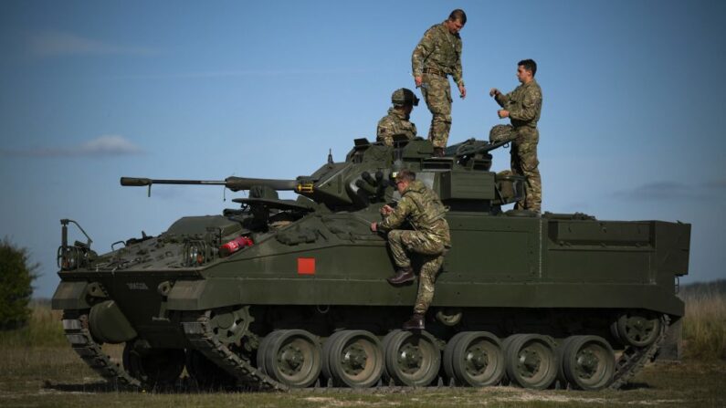 Militares británicos son vistos en un vehículo de combate blindado Warrior durante un curso de entrenamiento de combate de cinco semanas con fuego real con reclutas ucranianos cerca de Durrington en el sur de Inglaterra el 11 de octubre de 2022. (Daniel Leal / AFP vía Getty Images)