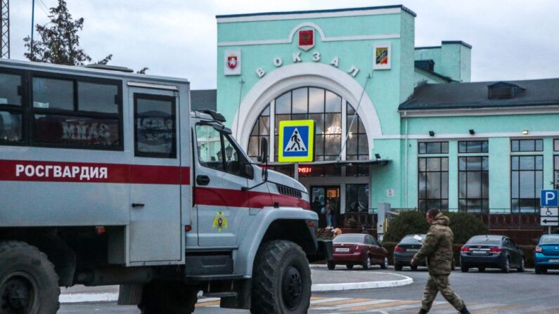 Un militar ruso pasa por delante de un camión de la Guardia Nacional Rusa (Rosgvardia) aparcado cerca de la estación de tren de Dzhankoi, en Crimea, el 20 de octubre de 2022. (STRINGER/AFP vía Getty Images)
