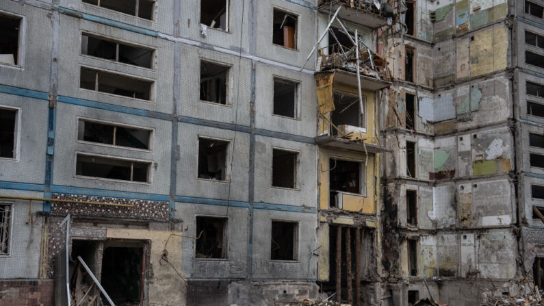 Un bloque de apartamentos está en ruinas después de haber sido alcanzado por un misil ruso a principios de mes, el 28 de octubre de 2022 en Zaporizhzhia, Ucrania. (Carl Court/Getty Images)