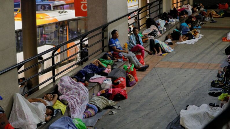 Migrantes venezolanos descansan en una rampa de la Terminal de Autobuses de Albrook en Ciudad de Panamá (Panamá) el 28 de octubre de 2022. (Roberto Cisneros/AFP vía Getty Images)