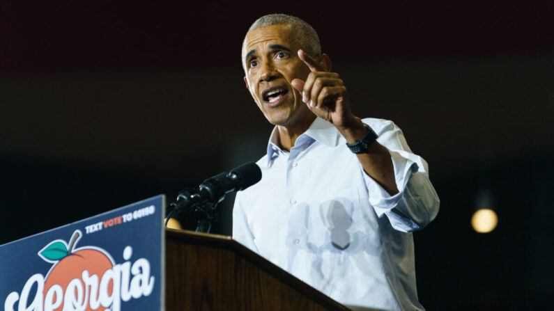 El expresidente Barack Obama habla en un acto de campaña en College Park, Georgia, el 28 de octubre de 2022. (Elijah Nouvelage/Getty Images)
