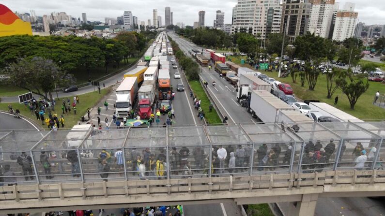 Vista aérea que muestra a los partidarios del presidente Jair Bolsonaro, principalmente camioneros, bloqueando la autopista Castelo Branco, en las afueras de Sao Paulo, Brasil, el 1 de noviembre de 2022. (Caio Guatelli/AFP vía Getty Images)