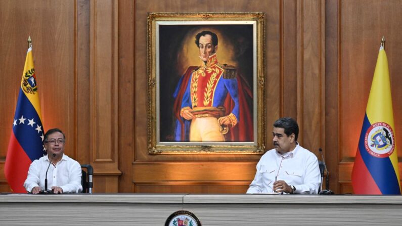 El presidente colombiano, Gustavo Petro (i), y el líder venezolano, Nicolás Maduro, asisten a una rueda de prensa en el Palacio Presidencial de Miraflores, en Caracas (Venezuela), el 1 de noviembre de 2022. (Federico Parra/AFP vía Getty Images)