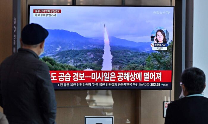 Un grupo de personas observa una pantalla de televisión que muestra un noticiero con imágenes de archivo de una prueba de misiles norcoreana, en una estación de tren en Seúl el 2 de noviembre de 2022. (Jung Yeon-je/AFP vía Getty Images)