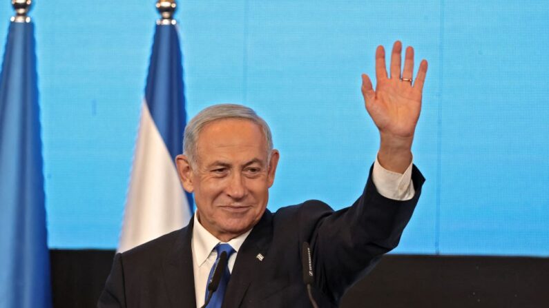 El ex primer ministro de Israel y líder del partido Likud, Benjamin Netanyahu, se dirige a sus partidarios en la sede de la campaña en Jerusalén a primera hora del 2 de noviembre de 2022, tras el final de la votación para las elecciones nacionales. (Ronaldo Schemidt/AFP vía Getty Images)