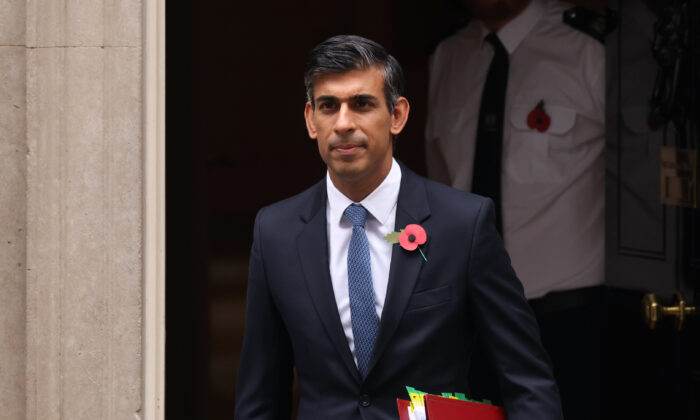 El primer ministro del Reino Unido, Rishi Sunak, sale del número 10 de Downing Street para asistir a un reunión en la Cámara de los Comunes de Londres, el 2 de noviembre de 2022. (Dan Kitwood/Getty Images)
