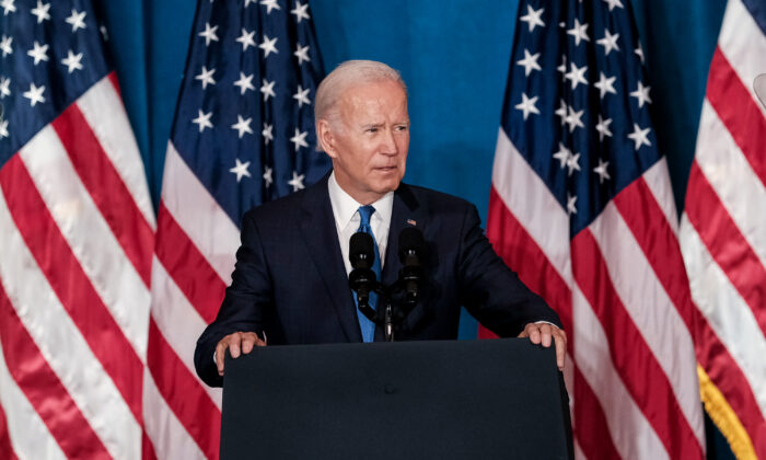 El presidente de Estados Unidos, Joe Biden, pronuncia un discurso sobre la protección de la democracia en Union Station el 2 de noviembre de 2022, en Washington. (Michael A. McCoy/Getty Images)