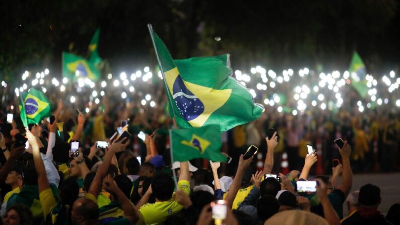 Simpatizantes del presidente brasileño Jair Bolsonaro participan en una protesta para pedir una intervención federal frente a la sede del Ejército en Brasilia, el 2 de noviembre de 2022. (Foto de SERGIO LIMA/AFP vía Getty Images)