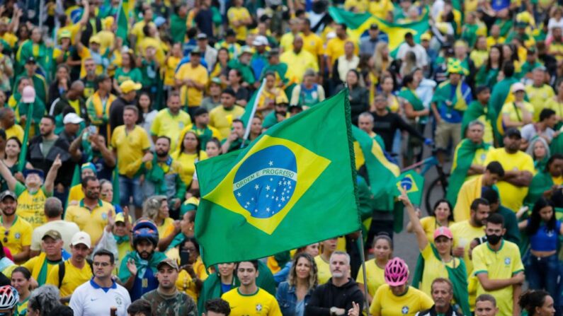 Simpatizantes del presidente brasileño Jair Bolsonaro participan en una protesta para pedir la intervención federal frente a la sede del Ejército en Brasilia, el 2 de noviembre de 2022. (SERGIO LIMA/AFP vía Getty Images)