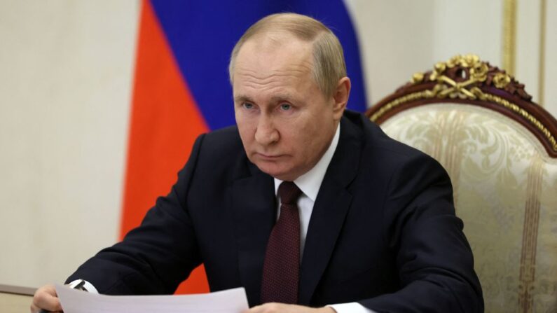 El presidente ruso Vladimir Putin preside una reunión con miembros del gobierno a través de una videoconferencia en el Kremlin, en Moscú, el 3 de noviembre de 2022. (Mikhail Metzel/SPUTNIK/AFP vía Getty Images)