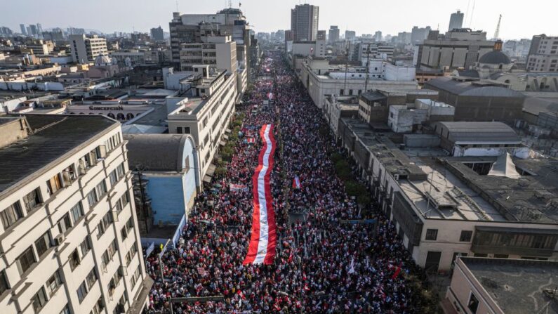 Personas opositoras al gobierno del presidente peruano Pedro Castillo realizan una manifestación para exigir su renuncia en Lima, el 5 de noviembre de 2022. (ERNESTO BENAVIDES/AFP vía Getty Images)