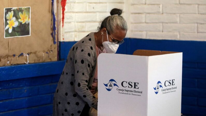 Una mujer marca su papeleta en un colegio electoral durante las elecciones municipales en Managua (Nicaragua) el 6 de noviembre de 2022. (Oswaldo Rivas/AFP vía Getty Images)
