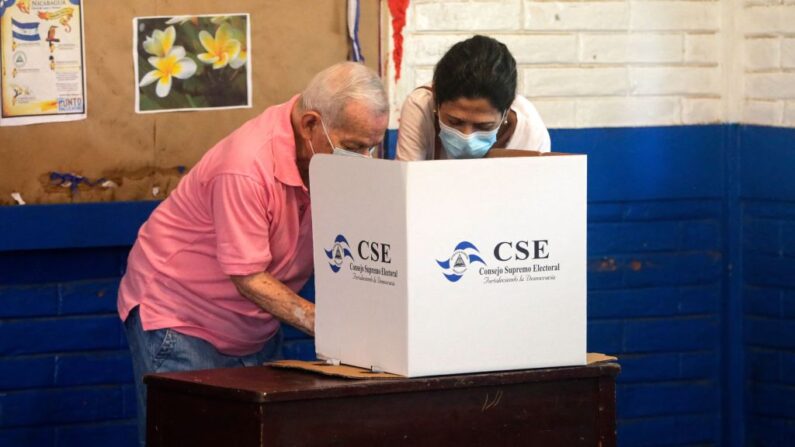 Una mujer ayuda a un familiar a marcar su papeleta en un colegio electoral durante las elecciones municipales en Managua (Nicaragua) el 6 de noviembre de 2022. (Oswaldo Rivas/AFP vía Getty Images)