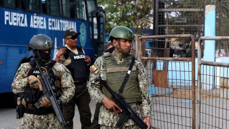 Soldados montan guardia en el exterior de la Penitenciaría del Litoral en Guayaquil, Ecuador, tras el estallido de nuevos enfrentamientos el 7 de noviembre de 2022. (Gerardo Menoscal/AFP vía Getty Images)