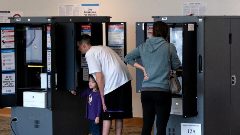 La gente emite su voto en un centro de votación en la Biblioteca Metropolitana durante las elecciones de mitad de período de Estados Unidos en Atlanta, Georgia, el 8 de noviembre de 2022. (SETH HERALD/AFP vía Getty Images)
