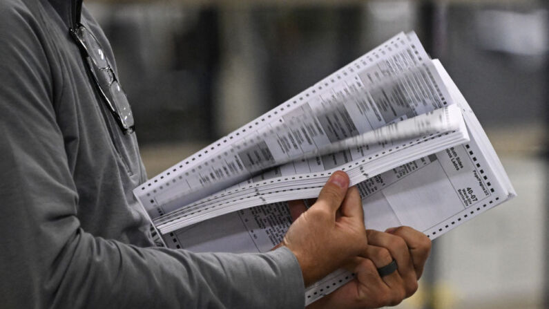 Los trabajadores electorales procesan las papeletas en un almacén electoral en las afueras de Filadelfia, Pensilvania, el 8 de noviembre de 2022. (Foto de ED JONES/AFP a través de Getty Images)