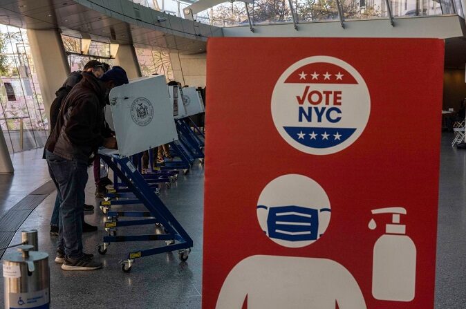 Unos carteles instan a los votantes a recordar los protocolos COVID a la hora de votar el 8 de noviembre de 2022 en el Museo de Brooklyn de la ciudad de Nueva York. (Alex Kent/Getty Images)