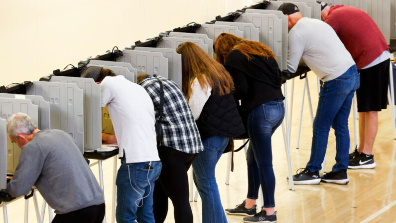 La gente vota en la Denver East High School el 8 de noviembre de 2022 en Denver, Colorado. (Michael Ciaglo/Getty Images)