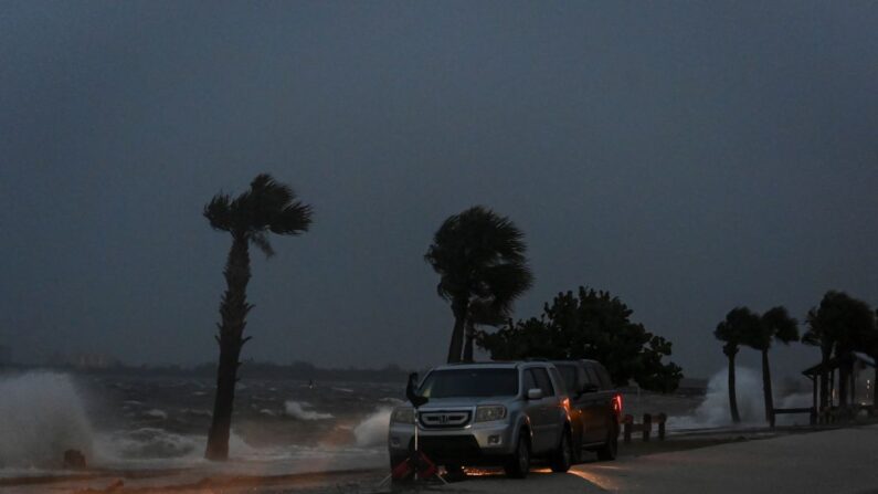 Las olas en Causeway Beach Park antes de que el huracán Nicole toque tierra en Jensen Beach, Florida, el 9 de noviembre de 2022.  (EVA MARIE UZCATEGUI/AFP vía Getty Images)