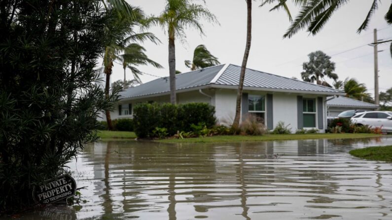 Una propiedad privada, no se puede entrar en una calle inundada después de que el huracán Nicole toque tierra, en Vero Beach, Florida, el 10 de noviembre de 2022. (Eva Marie Uzcategui/AFP vía Getty Images)