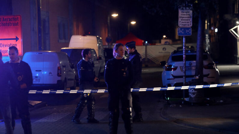 Agentes de policía hacen guardia en el lugar de un ataque con arma blanca en Bruselas (Bélgica), el 10 de noviembre de 2022. (Hatim Kaghat/BELGA/AFP vía Getty Images)
