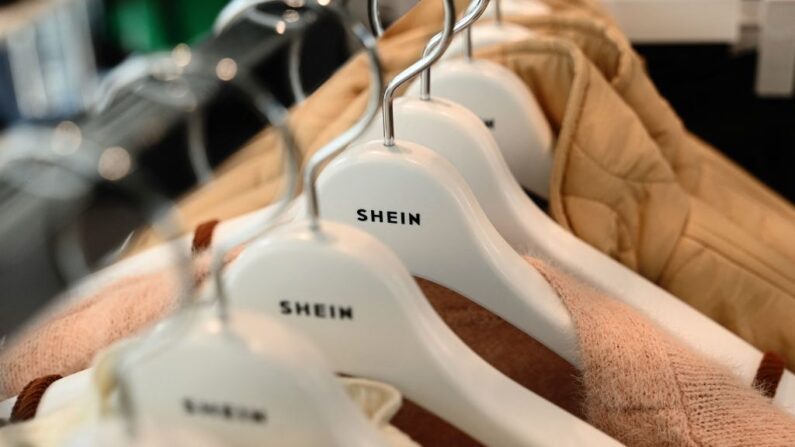Esta foto tomada el 10 de noviembre de 2022 muestra el logotipo de Shein en perchas durante una vista previa para los medios de comunicación de la primera sala de exposición permanente del gigante chino de la moda rápida en línea Shein en Tokio (Japón). (Richard A. Brooks/AFP vía Getty Images)