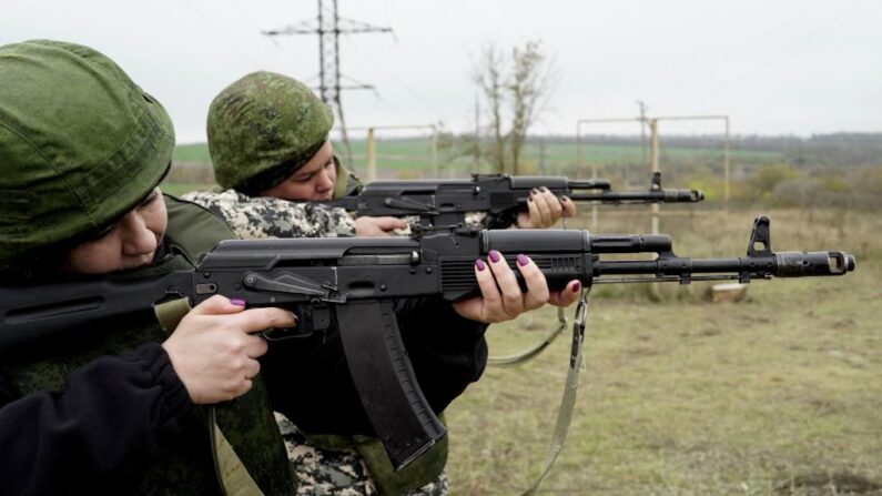 Militares voluntarios y civiles realizan un entrenamiento de tiro en un campo de tiro en la región de Rostov el 11 de noviembre de 2022, en medio de la actual acción militar rusa en Ucrania. (STRINGER/AFP vía Getty Images)