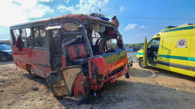 Los servicios de emergencia egipcios se reúnen cerca de un minibús dañado que fue sacado de un canal de agua tras un accidente en la aldea de al-Dayris, cerca de la ciudad de Mansura en el Delta del Nilo, en la gobernación de Dakahlia, a unos 120 km al norte de la capital, el 12 de noviembre de 2022. (Khaled Desouki/AFP vía Getty Images)
