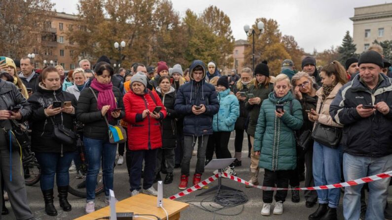 Residentes locales utilizan Internet desde la red Starlink, instalada por el ejército ucraniano tras la liberación de Kherson, el 13 de noviembre de 2022, en medio de la invasión rusa de Ucrania.  (AFP vía Getty Images)