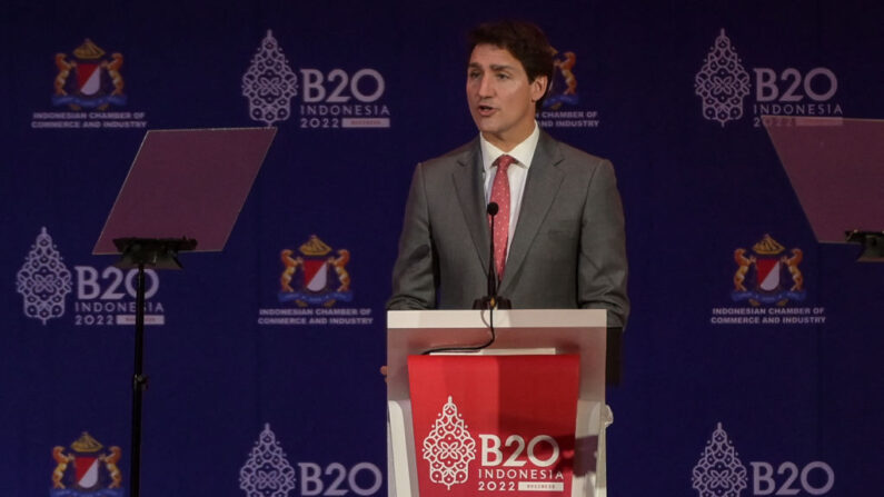 El primer ministro de Canadá, Justin Trudeau, pronuncia su discurso de apertura durante la Cumbre del B20 como parte del diálogo del G20, en Nusa Dua, en la isla turística indonesia de Bali, el 14 de noviembre de 2022. (Bay Ismoyo/AFP vía Getty Images)