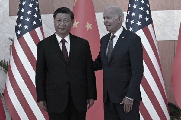 El presidente de EE.UU., Joe Biden (der.), y el líder de China, Xi Jinping (izq.), se reúnen al margen de la Cumbre del G20 en Nusa Dua, en la isla turística de Bali, el 14 de noviembre de 2022. (Saul Loeb/AFP vía Getty Images )
