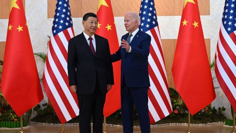 El presidente estadounidense Joe Biden (R) y el líder chino Xi Jinping mantienen una reunión al margen de la Cumbre del G20 en Nusa Dua, en la isla turística indonesia de Bali, el 14 de noviembre de 2022. (SAUL LOEB/AFP vía Getty Images)