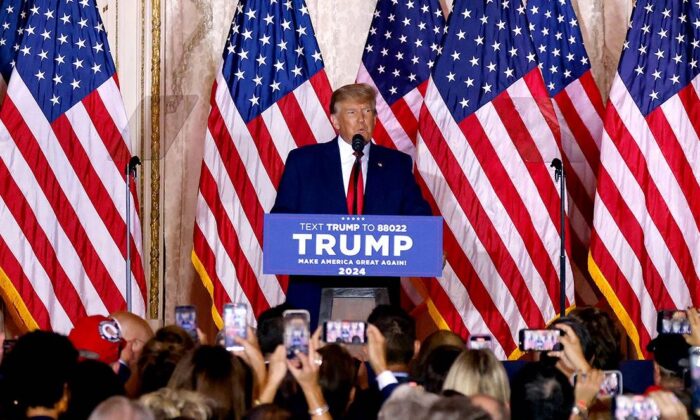 El expresidente Donald Trump anuncia su candidatura a las elecciones presidenciales de Estados Unidos de 2024 durante un encuentro en su finca de Mar-a-Lago en Palm Beach, Florida, el 15 de noviembre de 2022. (Alon Skuy/AFP vía Getty Images)