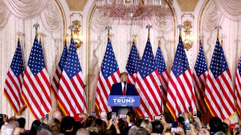 El expresidente Donald Trump anuncia que se presenta a las elecciones presidenciales de 2024 durante un anuncio en su finca Mar-a-Lago en Palm Beach, Florida, el 15 de noviembre de 2022. (Alon Skuy/AFP vía Getty Images)
