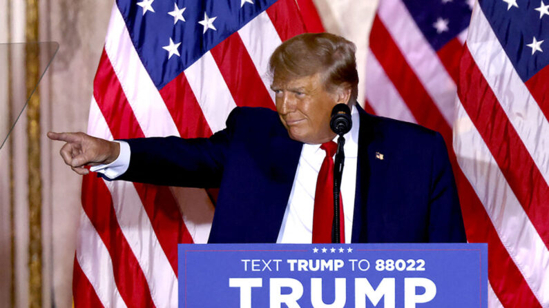 El expresidente Donald Trump anuncia que se presenta a las elecciones presidenciales de 2024 durante un anuncio en su finca Mar-a-Lago en Palm Beach, Florida, el 15 de noviembre de 2022. (Alon Skuy/AFP vía Getty Images)