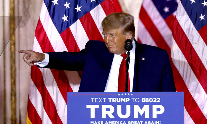 El expresidente Donald Trump anuncia que se presentará a la presidencia en 2024 durante un discurso en su finca Mar-a-Lago en Palm Beach, Florida, el 15 de noviembre de 2022. (Alon Skuy/AFP vía Getty Images)
